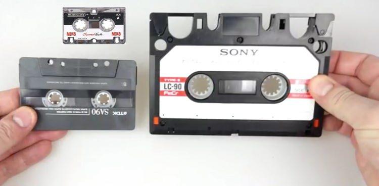 <p>Tıpkı bir disket gibi kaset de iki dönen makarayı saran ve üzerlerine bant sarılı dikdörtgen plastik bir kabuktan oluşuyordu.</p>

<p>Bant, kaset çalar üzerindeki elektromanyetik bir kafadan geçerek ses oynatımına olanak sağlıyordu.</p>

