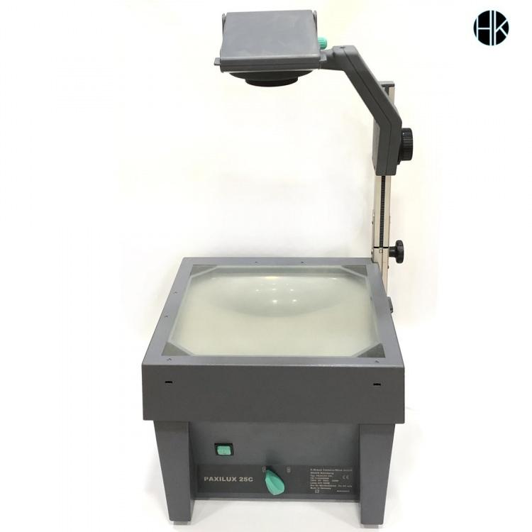 <p>Tabanın üzerinde, görüntüden gelen ışığı yansıtan ve bir mercek aracılığıyla dışarı çıkan aynalar içeren ayarlanabilir bir kol yer alıyordu.</p>
<p>2000'li ve 2010'lu yıllarda, sınıflarda tepegöz projektörleri büyük ölçüde kullanımdan kaldırıldı ve yerine projeksiyonlar veya akıllı tahtalar kullanılmaya başlandı.</p>