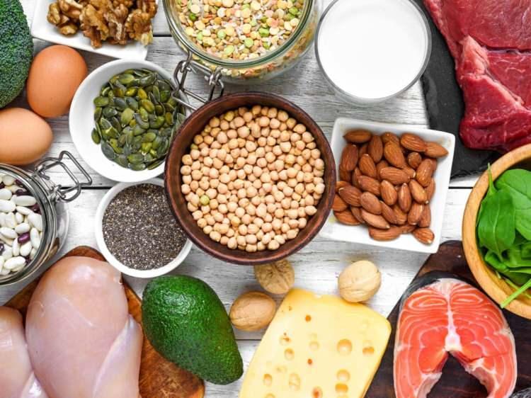 <p> Tokluk, kas gelişimi ve onarımı, bağışıklık sisteminin sağlıklı çalışması için proteinin diyetimizin merkezinde olmalı. Günlük, vücut ağırlığının kilogramı başına 0,8-1 gram protein tüketmeyi hedefleyin.</p>