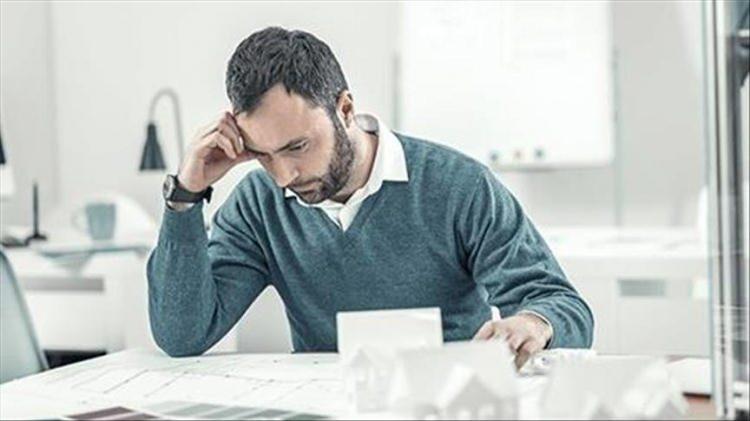 <p><strong>8 - Günde 6 saatten çok masa başında oturmak:</strong></p>