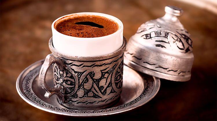 <p> Birçok kişi diyet yaparken kahvaltı yerine sabah kahvesi içiyor. Ancak, uyandığınızda bedeniniz susuzdur, kanınızdaki kortizol seviyesi yükselir. Uyanınca bir bardak su içmek bu stres hormonların başlangıç düzeyine dönmesine yardımcı olur. Kafein ise stres hormonunu artırır. Kahveyi bir saat erteleyin ve bu etkiyi en aza indirmek için biraz su için. Daha sonra kafeinin tadını çıkarın.</p>