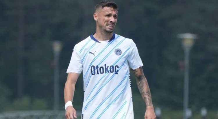 <p>Serie A'da bazı kulüplerin Rade Krunic'in menajeriyle temasa geçtiği belirtildi.<br />
<br />
Yıldız futbolcu için ilerleyen günlerde Fenerbahçe'ye teklif gelebileceği ifade ediliyor.<br />
<br />
(TAKVİM)</p>