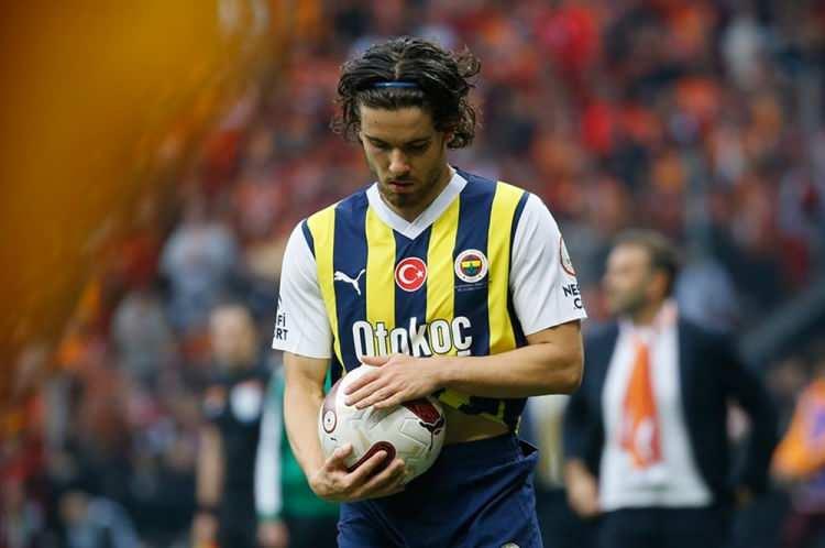 <p>Mario Branco, Ferdi Kadıoğlu ile görüşme yapacak. Oyuncu "Avrupa'ya gitmek istiyorum" derse taban fiyat 35 milyon euro olacak.<br />
<br />
Milli futbolcunun "Kalıyorum" demesi durumunda hiçbir teklif değerlendirmeye bile alınmayacak.<br />
<br />
(TAKVİM)</p>