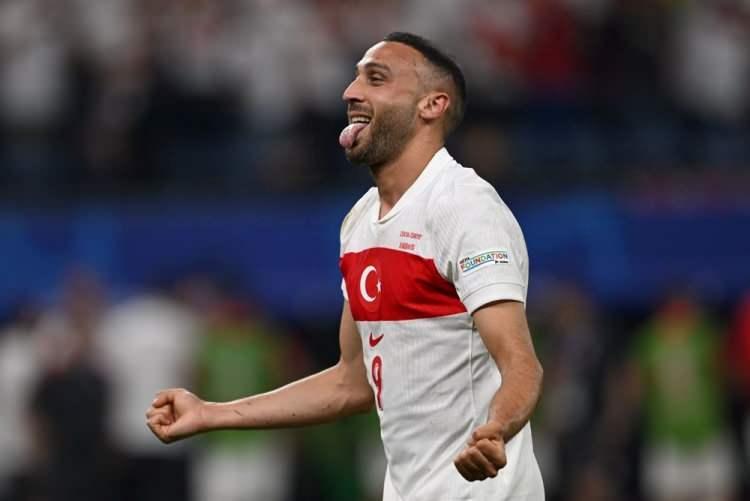 <p>Fenerbahçe, yerli forvet arayışında rotasını Rennes'in golcüsü Bertuğ Yıldırım'a çevirdi.<br />
<br />
Fenerbahçe'nin, Fransız kulübüyle pazarlıklardan olumlu sonuç alamazsa Beşiktaş ile sözleşmesi sona eren Cenk Tosun'la masaya oturacağı iddia edildi.<br />
<br />
(SABAH)</p>