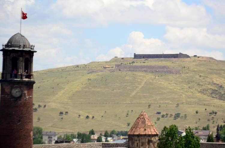 <p>İran ve Kafkasya'dan Anadolu'ya gelen yolların kilit noktasında yer aldığı için çok sayıda savaşa sahne olan Erzurum'da ilk tabyaların 1570'lerde yapıldığını belirten Erzurum Teknik Üniversitesi Edebiyat Fakültesi Tarih Bölümü Öğretim Üyesi Prof. Dr. Murat Küçükuğurlu, "Osmanlı arşivinde mühimme defterleri var.</p>
