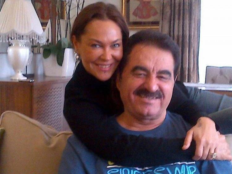 <p>Öte yandan Hülya Avşar, kalp ameliyatı olan İbrahim Tatlıses'i hastanede ziyaret etti. Avşar, hastane çıkışında Tatlıses ile ilgili esprili açıklamalar yaptı.</p>

<p>Tatlıses'in oğlu Ahmet Tatlı ile birlikte hastane çıkışında soruları yanıtlayan Avşar; <strong><em>"Her şey çok güzel. İbrahim, çok güzel espriler patlatıyor. Ahmet ile de barıştıklarına çok sevindim. Ahmet de bence çok mutlu huzurlu. İbrahim de mutlu... Oğlu, kızı yanında. Pazartesi taburcu olacak inşallah"</em></strong> dedi.</p>
