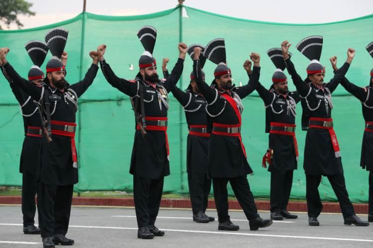 <div>Törenin ardından vatandaşlar sınırda nöbet tutan ve gösteriyi düzenleyen askerlerle hatıra fotoğrafı çektiriyor.</div>
<div> </div>
