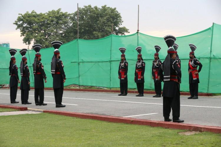 <div>Tören alanının yakınında iki ülke sınırını zincirle birbirinden ayıran noktada Pakistan ve Hindistan vatandaşları sohbet edebiliyor.</div>

<div> </div>
