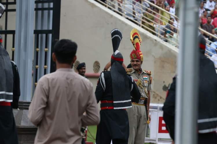 <div>Hindistan, Mart 2017'de, sınıra 110 metre yüksekliğinde bayrak direği dikti. Pakistan ise aynı yıl ağustosta hududa 122 metre uzunluğunda bayrak direği dikerek buna cevap verdi. </div>

<div> </div>
