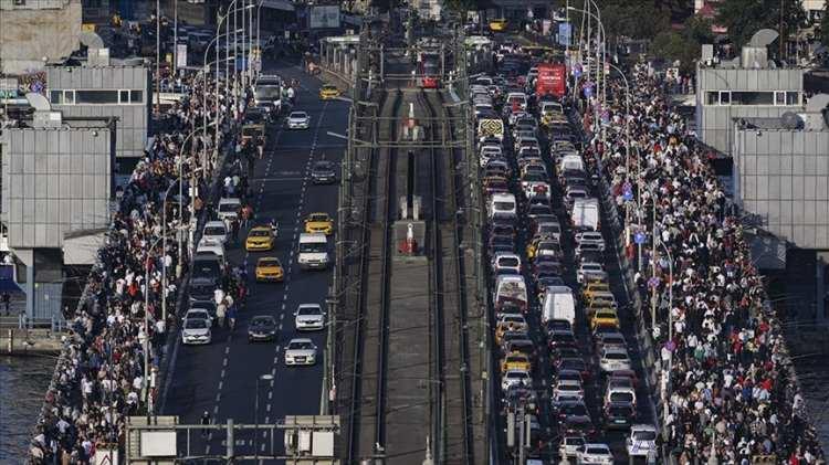 <p>Göç alan illerin başında gelen Ege ve Marmara Bölgesi de nüfusun fazla olduğu yerlerden.</p>
