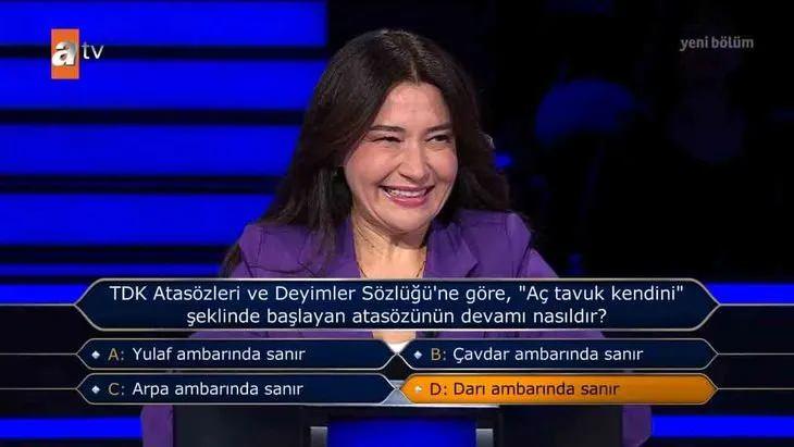 <p>Yarışmacının karşısına 200 bin TL değerinde, "TDK Atas&ouml;zleri ve Deyimler S&ouml;zl&uuml;ğ&uuml;'ne g&ouml;re, ''A&ccedil; tavuk kendini şeklinde başlayan atas&ouml;z&uuml;n&uuml;n devamı nasıldır? sorusu &ccedil;ıktı.</p>
