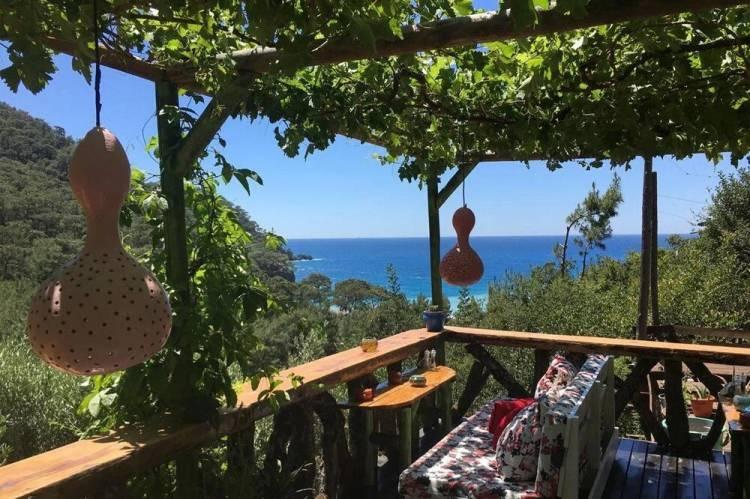 <p>Muğla'nın Fethiye ilçesine bağlı olan Faralya Köyü; bir yeryüzü cennetidir. Turkuaz renkli Ölüdeniz'i arkanıza alıp, Kelebekler vadisinin patika yollarından yürüyerek Faralya Köyüne çıkabilirsiniz. Kelebekler vadisinin şelalesini ve sadece bu bölgede bulunan kanatları kaplan desenli kelebekleri görebilirsiniz. Antik Likya ve Eski Roma kalıntılarının bulunduğu bu tarihi köy, inanılmaz bir manzaraya sahiptir. Ayaklarınızın altına serili denizi ve arkasını yasladığı dağı ile Faralya, Türkiye'nin en güzel manzaraya sahip köylerinden bir tanesidir.</p>
<p> </p>