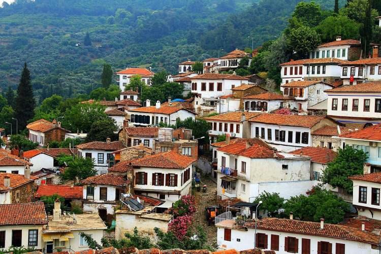 <p>İzmir'in Selçuk ilçesine bağlı olan Şirince Köyü ruhunu koruyabilmiş eski bir Rum köyüdür. Tarih kokan bu köye 4 mevsim ziyaretçiler gelir. El değmemiş çekiciliğini koruyan Şirince; daracık ve tertemiz sokakları, düzenli, beyaz ve estetik mimarisi ile Rum evleri ve dik yokuşları ile nadir rastlanan bir güzelliktedir.</p>
<p> </p>