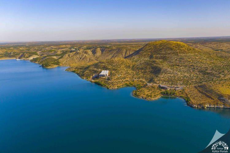 <p>Türkiye'nin tarihi zenginliklerinden olan Zeugma (Belkıs) antik kentinin de içinde bulunduğu Belkıs Köyü; Gaziantep'in Nizip ilçesinde bulunur. Fırat nehrinin kıyısında bulunan ve büyük kısmı sular altında kalan Zeugma antik kentinin bulunduğu Belkıs köyü muazzam güzelliktedir. Halen kazı çalışmaları yapılan köyde, birbirinden muhteşem mozaik parçaları çıkarılmaktadır.</p>
<p></p>