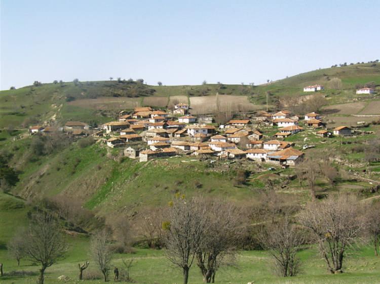 <p>Isparta'nın Eğirdir ilçesinde bulunan Akpınar köyü muhteşem panoramik bir göl manzarasına sahiptir. Türkiye'nin 7 renkli ve mavi bayraklı en temiz gölü olan Eğirdir Gölünü kuş bakışı seyredebileceğiniz Akpınar Köyü'nde seyir tepesi bulunmaktadır. Bu tepede görüp görebileceğiniz en güzel manzarayı huzur içinde seyrederken, semaverdeki odun ateşinde pişirilen çayınızı yudumlayabilir, lezzetli Akpınar gözlemelerini yiyebilirsiniz.</p>
<p> </p>