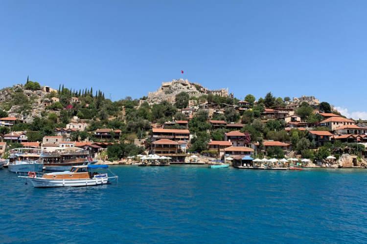 <p>Antalya'nın Kale ilçesine bağlı Kekova'da bulunan Kaleköy; tekne ile gidebileceğiniz, gittiğinizde de 'iyi ki gelmişim' diyeceğiniz, Simena antik kentinin kalıntıları üzerine kurulmuş harika bir köy. İsmini tepesinde bulunan kaleden almaktadır. Tekneler ile köye ulaşıp, dar ve patika şeklindeki yollarından kaleye çıkabiliyorsunuz. Kaleden eşsiz deniz manzarasını seyrederken, tüm huzuru iliklerinizde hissediyorsunuz. Tertemiz denizinde yüzüp, dalış yapabilirsiniz.</p>
<p></p>