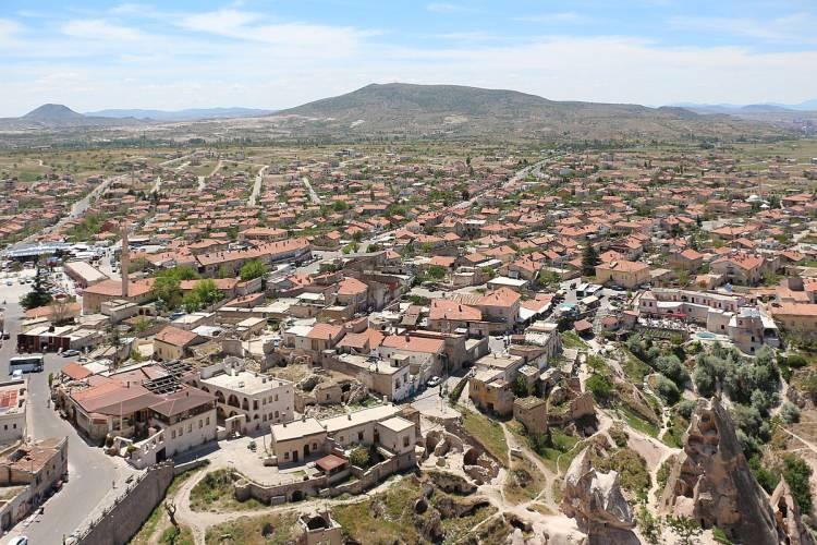 <p>Nevşehir'in Kapadokya bölgesindeki Uçhisar yörenin en yüksek ve en güzel köyüdür. Köyün en tepe noktasında Uçhisar Kalesi bulunur. Güneşin doğuşunu ve batışını seyretmek için harika bir yerdir. Kalenin tepesine merdivenler ile çıkılır, kale içerisinde gizli geçitler ve tüneller vardır. Uçhisar Kalesinde Bizans dönemine ait birçok anıt mezar bulunur. Kalenin zirvesi Kapadokya bölgesinin seyir noktasıdır. Uçhisar Köyü kendine özgü doğal yapısı ve gizemli havası ile ziyaret edenleri büyüleyici güzelliktedir.</p>
<p></p>
