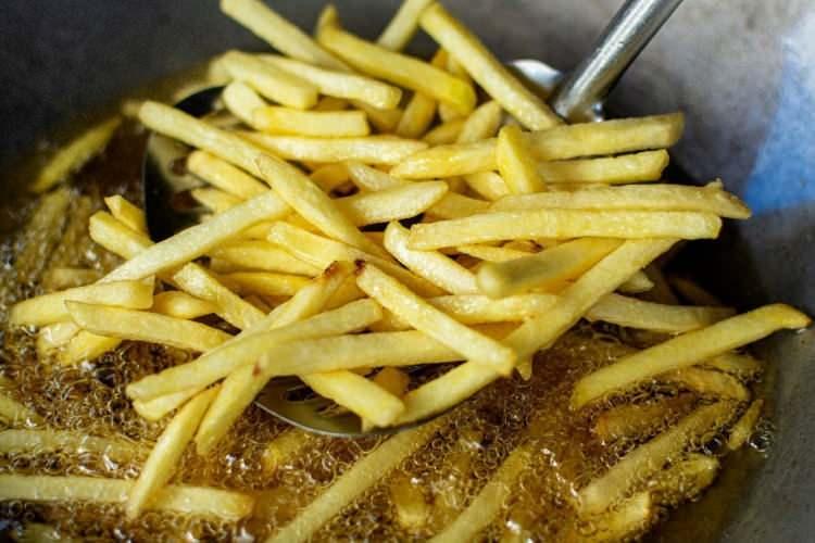 <p>Ayrıca kızarmış yiyeceklerde bulunan yüksek yağlar, vücudun safra tuzları ve kolesistokinin adı verilen bir hormonun salgılanmasını sağlar. </p>