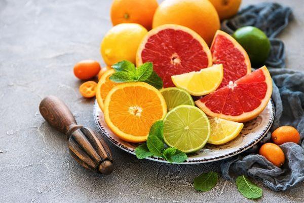 <p>Turunçgiller oldukça asidiktirler ve midenin fazla asit üretmesine neden olurlar.</p>
<p> </p>
<p>Reflü probleminiz varsa limon, portakal ve greyfurtu çok fazla tüketmemeniz önerilir.</p>
<p> </p>