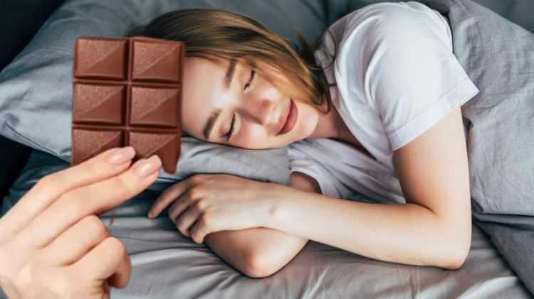 <p>Çikolata tüketimi yemek borusunun alt kısmını gevşetir, asidin yukarı doğru çıkması için fazla hareket alanı açması anlamına gelir.</p>

<p> </p>
