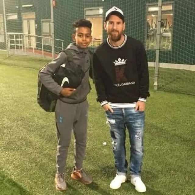 <p>Bir fotoğrafta henüz birkaç aylık olan Yamal mavi plastik bir küvetin içinde, Messi gülümseyerek çocuğa elini uzatırken görülüyor.</p>