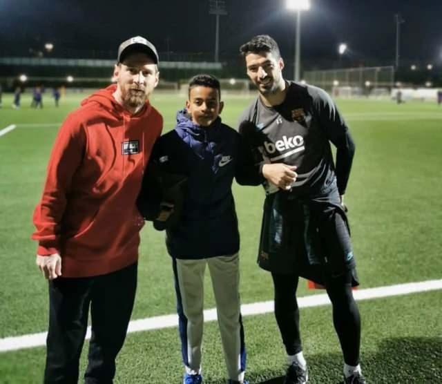 <p><strong>Yamal'ın annesi de ikilinin yanında duruyor</strong></p>
<p>Çekimi gerçekleştiren fotoğrafçı Joan Monfort, Barcelona'nın o dönemki oyuncularının yerel Diario Sport gazetesi ve UNICEF tarafından her yıl düzenlenen yardım kampanyası kapsamında bir takvim için çocuklar ve aileleriyle poz verdiğini söyledi.</p>