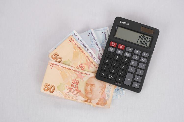 <p>Kök aylığı 7 bin 710 lira ve altında olanların maaşı, zamma rağmen en düşük aylığın altına kaldı.</p>

<p> </p>
