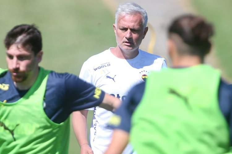 <p>Fenerbahçe Teknik Direktörü Jose Mourinho, satılmasını istemediği yabancı futbolcuları belirledi. Buna göre Mourinho 9 yabancı futbolcunun takımda tutulmasını isterken, 6 ismi gözden çıkardı.</p>
