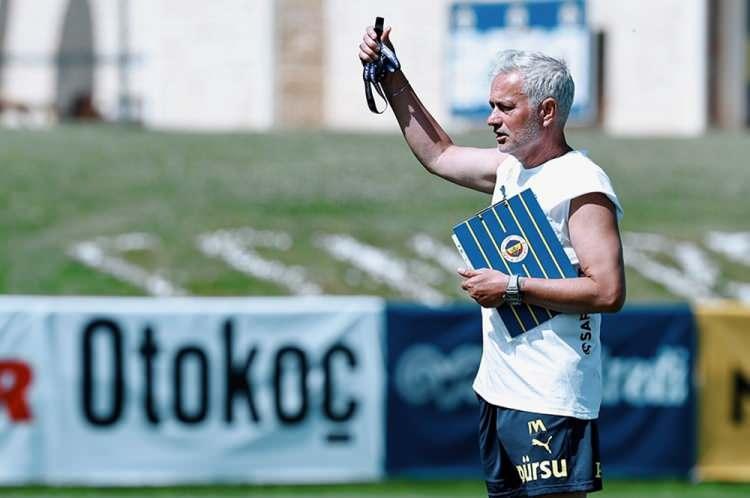 <p>Bu bağlamda Jose Mourinho'nun yabancı futbolcularla ilgili kararını verdiği belirtildi. Deneyimli hoca, 9 yabancı futbolcunun takımda kalmasını isterken, 6 ismin biletini kesti.</p>
