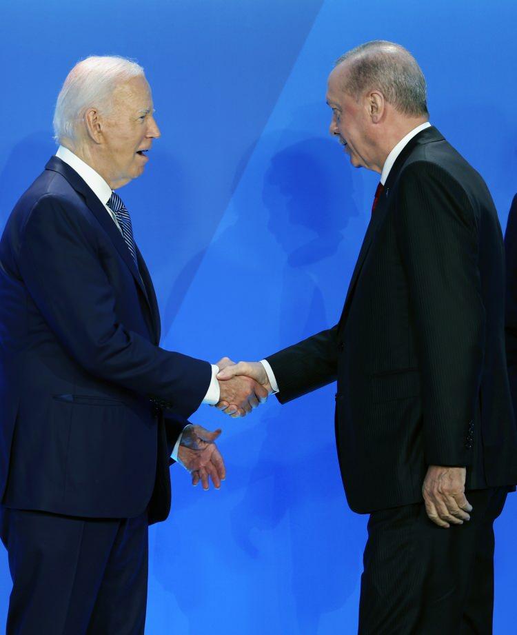 <p> Biden ve Erdoğan ayaküstü sohbet etti. Biden ve Erdoğan'ın neşeli anları tüm salonun dikkatini çekti.</p>

<p>İkilinin ayaküstü sohbeti geniş yankı uyandırdı.</p>
