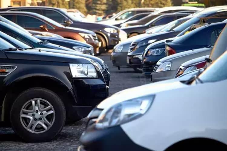 <p><strong>KAMPANYALAR NE ZAMAN SONLANACAK? </strong></p>
<p> </p>
<p>31 Ağustos’a uzatılan süre sadece ulusal tip onaylı ve ülkemizde üretilen otomobilleri kapsar nitelikte. Dolayısıyla bu karardan 8 farklı model faydalanabiliyor. Daha önce ilgili Bakanlıklarımız markaların 2023 yılında sattığı otomobil sayısının %10’u kadar oranda otomobil satabilmesine müsaade etmişti. Bu oran ticari araçlarda ise %30. Bu sebeple 7 Temmuz tarihi geride kalmasına rağmen, bu kota dahilinde yönetmeliğe uymayan araç satışı halen devam ediyor.</p>