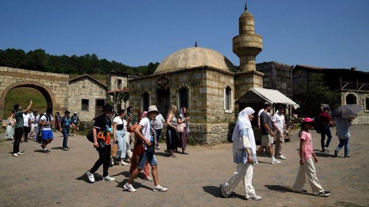 <p><strong>ABD merkezli haber ajansı Associated Press, Türk dizilerinin dünya çapındaki başarısını manşete taşıdı. Dünya çapında da geniş bir yankı uyandıran Türk dizilerinin ekonomiyi canlandırdığı ifade edildi.</strong></p>
