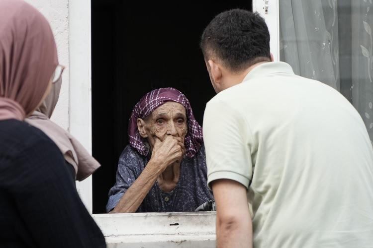 <p><strong>Daha sonra kızından ayrılıp torununa yerleşti. Safiye teyzeye Kurban Bayramı'na kadar torunu bakıyordu. Biz 2 gündür Safiye teyzeyi bakımevine yerleştirmek için çabalıyoruz.</strong></p>
