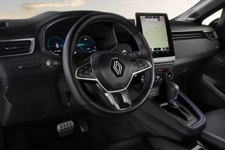 <p>Dolayısıyla Çin merkezli tüm araçlara 100 TL ilave zam da gelmiş oldu. Hal böyle olunca Renault Clio modeli için harekete geçti ve fiyatları 1 milyon TL'nin altına indirdi</p>