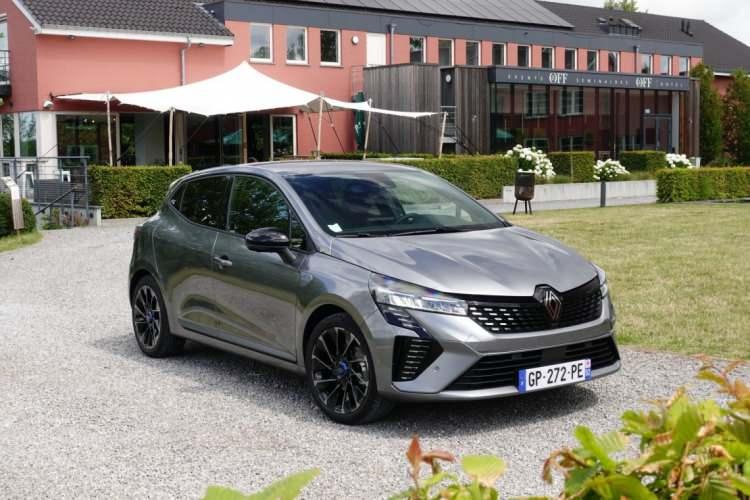 <p>- Renault Clio techno esprit alpine 1.0 Tce X-Tronic 90 hp: <strong>1.229.000 TL</strong></p>
<p> </p>