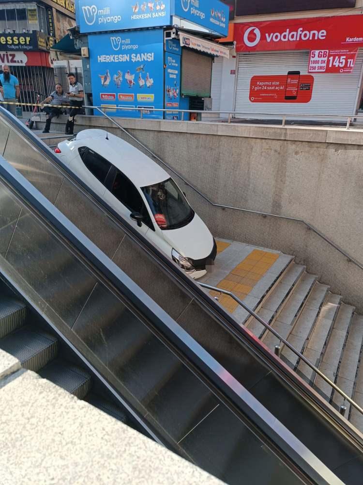 <p>Ankara'nın en işlek caddesi Kızılay'da akıllara durgunluk veren bir kaza meydana geldi. </p>
