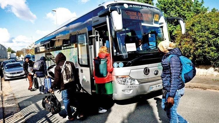 <p>Paris ve çevresinde 100 bin civarınca evsiz yaşıyor ve bu Fransa’daki toplam evsiz sayısının yarısı. Şehirdeki sığınak sayısı yetersiz olduğundan geçen yıl Macron hükümeti ülkede 10 geçici sığınak yaptı.</p>

<p>Öyle ki geçen yıl polis, evsiz kamplarına ve terk edilmiş binalara baskınları artırdı ve evsizlere başka bir bölgeye yerleştirilme sözü verdi.</p>

<p> </p>
