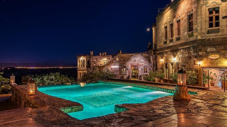 <p>Türkiye’nin gözde tatil beldelerinden Bodrum’da yaz ortasında beklenmeyen durum yaşandı. Temmuz ve ağustos aylarında istenen doluluk yakalanamayınca oteller yabancı turistlere yüzde 20’lere varan indirim yaptı. Normalde yüzde 100 doluluğa ulaşan oteller bu yıl yüzde 70’lerde kaldı. Bodrum’daki fiyatların yüksek olması sebebi ile konser biletlerinin de satışı yapılamadı. Konserler tek tek iptal edildi.</p>
<p> </p>