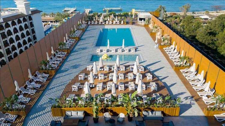 <p>Avrupa’yla yaşanan vize krizi ve enflasyon nedeniyle iç piyasada artan fiyatlar, yerli turisti, vizesiz ülkelere yöneltti. Türk turist bu yıl denize Mısır, Dubai, Güney Amerika, Meksika ve Küba’da girecek.</p>
<p> </p>