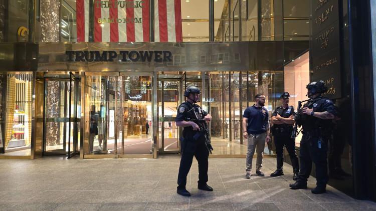 <p>Trump destekçileri sosyal medya üzerinden New York 5. Cadde üzerinde bulunan Trump Tower'ın önünde toplanma çağrısı yaptı. Polisin Trump Tower'ın önünde yoğun güvenlik önlemi aldığı<span style="color:rgb(51, 51, 51)"> gözlemleniyor.</span></p>
