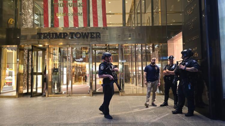 <p>Şu anda Trump Tower'ın önünde toplanan kalabalık yaralanan Trump'ın tedavisinin ardından burada bulunan evine gelmesini beklediklerini belirttiler.</p>
