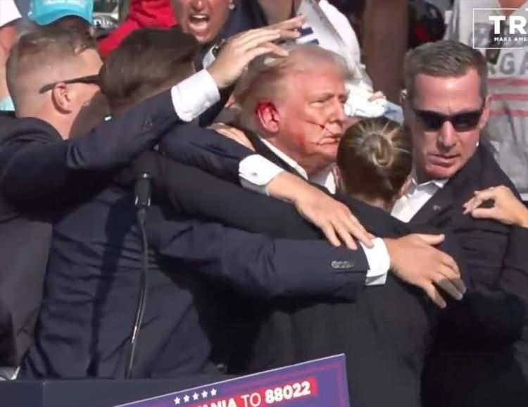 <p>Sağ kulağından yaralanan Trump'ın sağlık durumu iyi. Saldırıda, ateş eden kişinin ve olay yerinde bulunan bir kişinin öldüğü, iki kişininse ağır yaralandığı da gelen bilgiler arasındaydı.</p>

