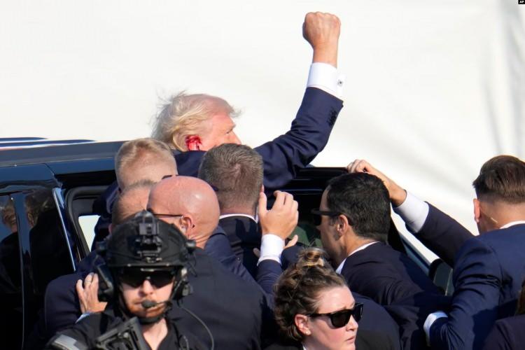 <p><strong>01:52</strong></p>
<p><span style="color:#B22222">"İYİYİM" MESAJI VERDİ</span></p>
<p>Donald Trump, olaydan sonra yaptığı ilk açıklamada,<strong><em> "İyiyim ve tıbbi muayeneden geçiyorum."</em></strong> ifadesini paylaştı.</p>