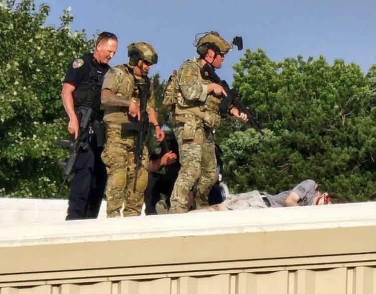 <p><strong>08:55</strong></p>
<p><span style="color:#B22222"><strong>SALDIRGANIN KİMLİĞİ BELLİ OLDU</strong></span></p>
<p>FBI, Trump'a saldıranın 20 yaşındaki Thomas Matthew olduğunu açıkladı.</p>