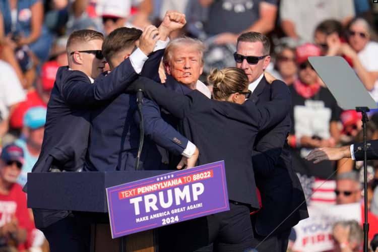 <p>SKY News'in haberinde ise eski bir SWAT lideri olan Steve Nottingham'ın açıklamalaırna yer verildi. Steve, yaşanan skandalın büyük bir güvenlik sorunu olduğunu belirtti. Emekli bir FBI ajanı Jim Cavanaugh, silahlı kişinin miting alanınna otomatik silahla birinin sızmasına 'şaşırdığını' ifade etti ve ekledi:</p>
<p><strong>"Yüksek çatılar ve tepeler her zaman SWAT ekipleri tarafından el konulur ve bölge buralardan izlenir. Kimsenin çatıda yürümesine izin dahi verilmez"</strong></p>
<p>FBI özel ajanı Kevin Rojek gazetecilere, kolluk kuvvetlerinin ateş etmeye başlayıncaya kadar çatıda bir adam olduğunun farkında olmadığını söyledi ve saldırganın birden fazla kez ateş açabilmesini<em><strong> 'ilginç'</strong></em> olarak yorumladı.</p>
