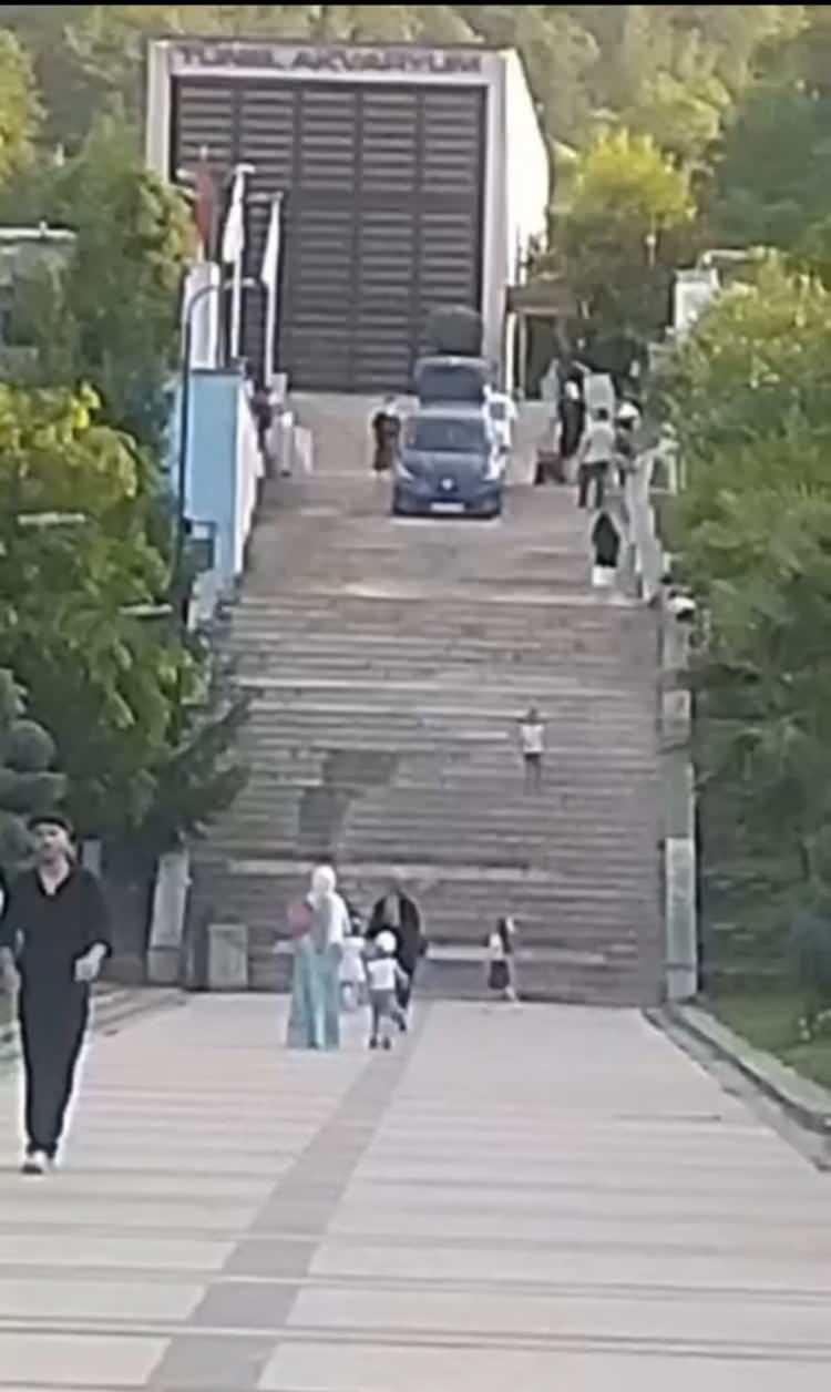 <p>Merdivenlerde asılı kalan aracı gören çevredekiler hemen yardıma koştu. Kaldırım taşlarıyla aracı çıkarmayı başaran vatandaşlar, navigasyonun hatasına düşen sürücü için dakikalarca uğraştı.</p>