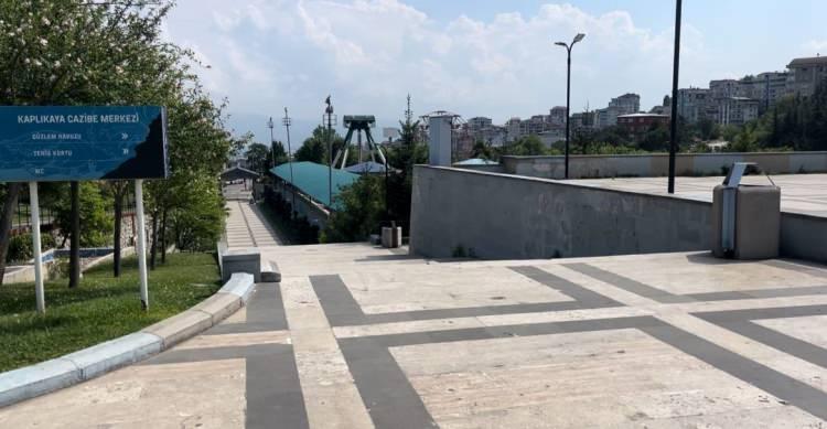 <p>Yardıma koşan vatandaşlardan Burak Uğur, <strong><em>“Sürücü navigasyonu açıp dalmış. Araç güzergahı ile yaya yolu güzergahını karıştırmış. Önündeki merdivenli yolu yokuş zannedince aşağı düştü. Biz hemen yardımına koştuk. Araç kurtarıldı ama ben sesten gürültüyü duyunca oraya gittim. Sürücülerin genelde yaptığı bir hata. Çevredekilerde sorduğumuzda navigasyonda yaya güzergahını seçtiği ifade etti. Bu maalesef sürücülerin dikkatinden kaçan bir durum. Bu konuda daha dikkatli olmak gerekiyor”</em></strong> ifadelerini kullandı.</p>