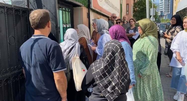 <p>Kapı kapanmadan sınava yetişmek isteyen adaylar, maraton koşucularına adeta taş çıkardı.</p>