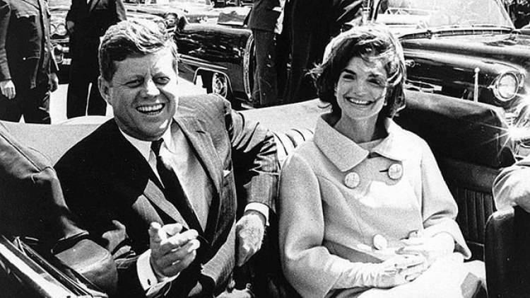 <p>Kennedy, eşi Jacqueline Kennedy ile birlikte Dallas'ı ziyareti sırada silahlı saldırıya uğradı.</p>

<p>Hastaneye kaldırılan Kennedy kısa bir süre sonra hayatını kaybetti.</p>
