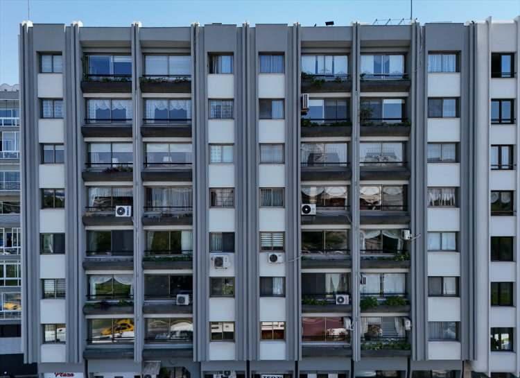 <p>Fahrettin Altay Mahallesi'nde bulunan 8 katlı, 52 daireli Özgür Apartmanı'na girenleri, yaseminler, begonviller, kaktüsler, kauçuk ağaçları ve ejder meyvesi ağaçlarıyla birlikte çeşitli renklerde çiçekler karşılıyor.</p>